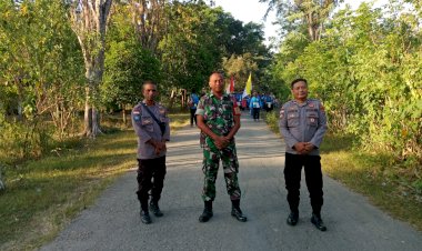 Bergerak-dari-Desa-Manleten-ke-Desa-Takirin-,-Polsek-Tasifeto-Timur-Bersama-Koramil-Wedomu-Amankan-Perarakan-Patung-Yesus-Kerahiman-Ilahi