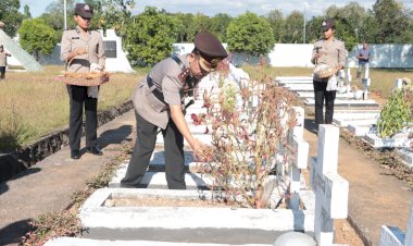 Sambut-Hari-Bhayangkara-ke-78,-Tonton-Video-Kapolres-Belu-Pimpin-Ziarah-Rombongan-dan-Tabur-Bunga-di-TMP-Seroja