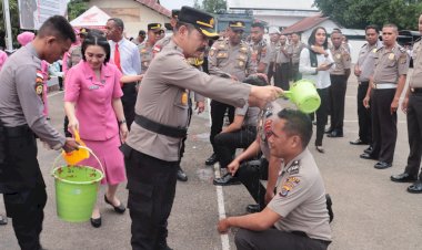 Seru-dan-Berkesan,-Tradisi-Mandi-Kembang-dan-Semprotan-Water-Canon-Warnai-Kenaikan-Pangkat-Personel-Polres-Belu-dan-Brimob