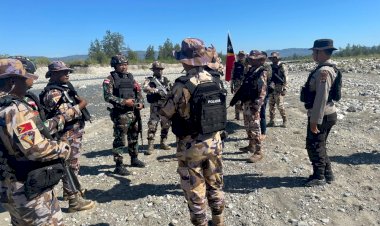 Melintasi-Dua-Kecamatan,-Polres-Belu-bersama-Satgas-Pamtas-dan-UPF-Timor-Leste-Gelar-Patroli-Jalan-Kaki-Cek-Patok-Batas