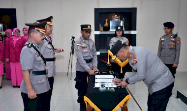 Resmi-Berganti,-AKBP-Richo-N.D-Simanjuntak-Serahkan-Tongkat-Komando-Kapolres-Belu-ke-AKBP-Benny-Miniani-Arief