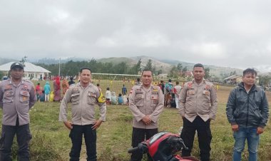 Turun-Penuh,-Polsek-Lamaknen-bersama-2-Polsubektor-Batas-Amankan-Turnamen-Sepakbola-Himlas-Cup-III-Sambut-HUT-RI-ke-79