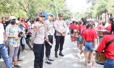 Sedot-Perhatian-Ribuan-Warga,-Parade-Kebangsaan-Sambut-HUT-RI-ke-79-Dijaga-dan-Dikawal-Ketat-Personel-Polres-Belu