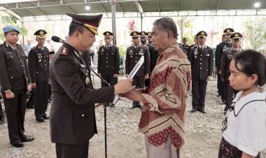 Beri-Penghormatan-Terakhir,-Kapolres-Belu-Pimpin-Upacara-Pemakaman-AKP-Purn.Yoseph-Latuan