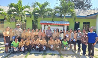 Police-Goes-To-School,-Sat-Lantas-Polres-Belu-Tekankan-Pentingnya-Tertib-Berlalu-Lintas-ke-Pelajar-SMA-Taruna-Fatubenao