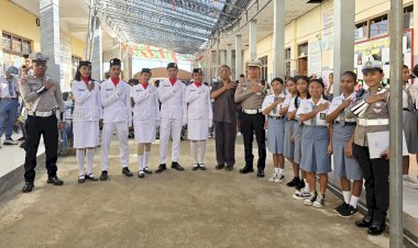 Jadi-Pembina-Upacara-di-Sekolah,-Kanit-Kamsel-Sat-Lantas-Polres-Belu-Ajak-Pelajar-SMA-Stella-Gracia-Patuhi-Aturan-Lalu-Lintas