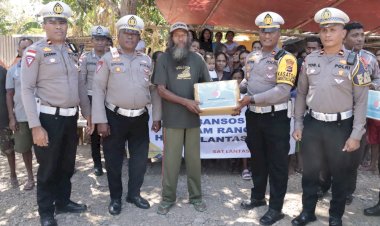 Bawa-Pesan-Pilkada-Damai-di-Momen-HUT-Polantas-ke-69,-Polres-Belu-Turun-Bagikan-Sembako,-Air-Bersih-hingga-Pakaian-Layak-Pakai