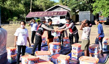 Polwan-DitSamapta-Polda-NTT-Bagikan-Bansos-ke-Masyarakat-Desa-Bugalima-- - -