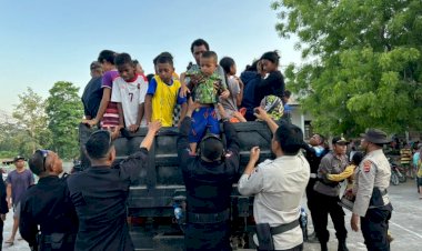 Polres-Flotim-dan-BKO-Brimob-Sikka-Gelar-Bantuan-Kemanusiaan-untuk-Pengungsi-Erupsi-Gunung-Lewotobi---