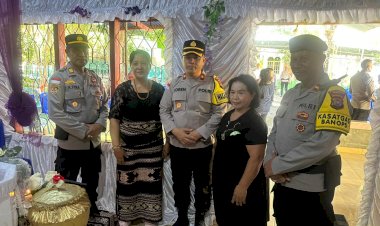 Wujud-Belasungkawa,Wakapolres-Belu-Melayat-ke-Rumah-Duka-Almarhum-Brigadir-Polisi-Purn.Romalus-Hae