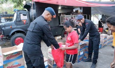 Polda-NTT-Salurkan-Bantuan-untuk-Masyarakat-Terdampak-Erupsi-Gunung-Lewotobi-di-Flores-Timur