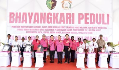 Ketum-Bhayangkari-Pusat-Kembali-Salurkan-Ribuan-Paket-Bansos-di-Maluku-Barat-Daya