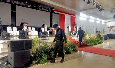 Pastikan-Keamanan-Jelang-Debat-Terakhir-Pilkada-2024,-Personil-Gegana-Brimob-Yon-A-Pelopor-Lakukan-Sterilisasi-di-Bahagia-Ballroom-Atambua