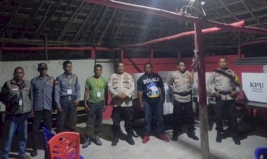 Setelah-Kawal-Logistik-Pilkada-2024-dari-PPK,-Personel-Polres-Belu-Jaga-Ketat-Logisitik-Pilkada-di-Tempat-Pemungutan-Suara