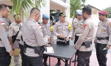 Lakukan-Pengawasan-Berkala,-Wakapolres-Belu-Pimpin-Pemeriksaan-Senjata-Api-Dinas-Anggota