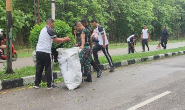 Peduli-Lingkungan-Yang-Bersih-dan-Sehat,-Polres-Belu-Bareng-Brimob-dan-TNI-Gelar-Kerja-Bakti-di-Batas-Kota-Sambut-Hari-Juang-TNI-AD