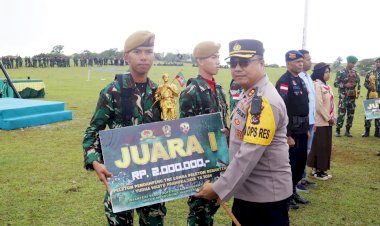 Hadir-Upacara-di-Padang-Fulan-Fehan,-Kapolres-Belu-Serahkan-Hadiah-kepada-Pemenang-Lomba-Hari-Juang-Infanteri-Ke-76