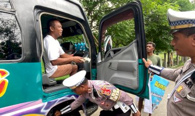 Libur-Nataru,-Satgas-Kamsel-Ops-Lilin-2024-Polres-Belu-Ram-Check-Kendaraan-dan-Periksa-Kesehatan-Sopir-hingga-Penumpang-Bus-Antar-Kota