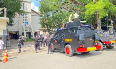 Jamin-Keamanan-Saat-Misa-Malam-Natal-2024,-Polres-Belu-Dampingi-Tim-Gegana-Brimob-Lakukan-Sterilisasi-di-Gereja