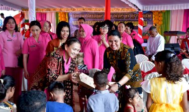 Ketua-Umum-Bhayangkari-Rayakan-Natal-Bersama-Korban-Erupsi-Gunung-Lewotobi-