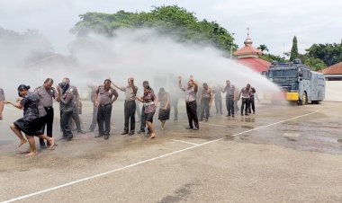 Keseruan-di-Penghujung-Tahun-2024,-Tradisi-Mandi-Kembang-dan-Semprotan-Water-Canon-Warnai-Kenaikan-Pangkat-Personel-Polres-Belu