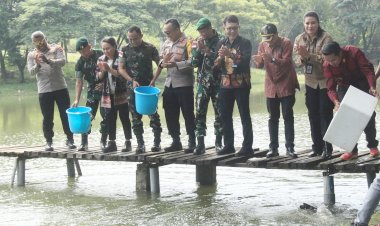 Sinergitas-di-HUT-Yonif-744/SYB,-Kapolres-Belu-bersama-Forkopimda-Sebar-Benih-Ikan-dan-Buka-Lomba-Mancing-di-Danau-Tobir