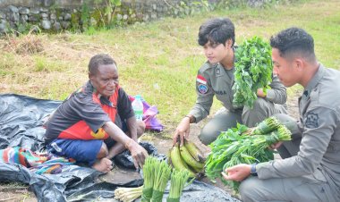 Peduli-Perekonomian-Lokal,-Polisi-Belanja-Langsung-dari-Mama-Mama-Papua-di-Mimika