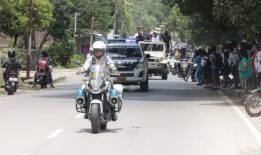 Masyarakat-Sambut-Kedatangan-Bupati-dan-Wakil-Bupati-Terpilih,-Polres-Belu-Lakukan-Pengawalan-dan-Amankan-Route-di-Titik-titik-ini