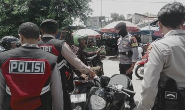 Rutin-Gelar-Patroli,-Tim-Perintis-Polres-Belu-Urai-Kemacetan-Sembari-Beri-Pesan-Kamtibmas-ke-Masyarakat