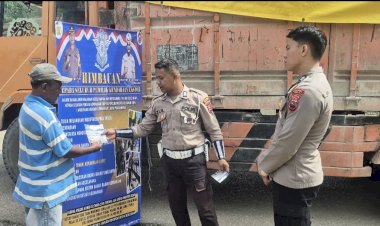 Tingkatkan-Pengawasan-di-PLBN-Motaain,-Personel-Polres-Belu-Cek-dan-Bagi-Pamflet-Imbauan-untuk-Kendaraan-Angkut-Barang-Ekspor