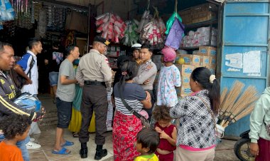Patroli-di-Pasar-Baru,-Tim-Perintis-Samapta-Polres-Belu-Ajak-Pelaku-Usaha-Lapor-110-Bila-Temukan-Aksi-Premanisme