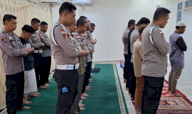 Wujud-Penghormatan-dan-Doa-untuk-Tiga-Anggota-Polri-yang-Gugur-di-Way-Kanan,-Polres-Belu-Gelar-Sholat-Ghaib-dan-Doa-Bersama