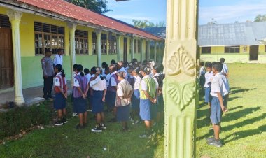 Cegah-Kenakalan-Remaja-Sejak-Dini,-Bhabinkamtibmas-Polsek-Tasifeto-Barat,-Aipda-Dolfi-Lakukan-Sosialisasi-di-SMP-Nela-Atambua