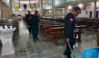 Jamin-Keamanan-Ibadah-Jumat-Agung-Paskah-2025,-Polres-Belu-Dampingi-Tim-Gegana-Brimob-Lakukan-Sterilisasi-di-Gereja