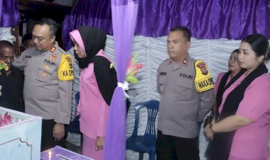 Istri-Anggotanya-Meninggal-Dunia,-Kapolres-Belu-bersama-Ketua-Bhayangkari-Melayat-ke-Rumah-Duka-Sampaikan-Belasungkawa