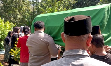 Anggota-Polsek-Buluspesantren-Ikut-Menggali-Makam-demi-Bantu-Sahabatnya