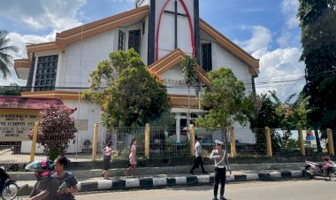 Rutin-Setiap-Minggu,-Sat-lantas-Polres-Belu-Turun-ke-Gereja-Beri-Keamanan-dan-Kenyamanan-Umat-saat-Beribadah