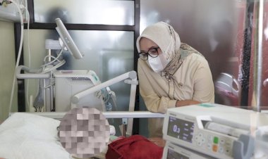 MENTERI-PPPA-ARIFATUL-CHOIRI-FAUZI-JENGUK-KORBAN-KEKERASAN-ANAK-DI-RUMAH-SAKIT-BHAYANGKARA-TK.I-PUSDOKKES-POLRI