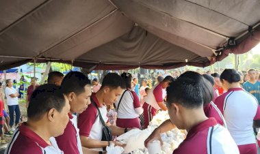 Polri-untuk-Masyarakat”:-Polda-NTT-Bagikan-Makanan-&-Cemilan-Gratis-di-CFD-Kupang