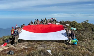 Tim-Ekspedisi-Hari-Bhayangkara-Bentangkan-Bendera-Merah-Putih-di-Puncak-Gunung-Leuser