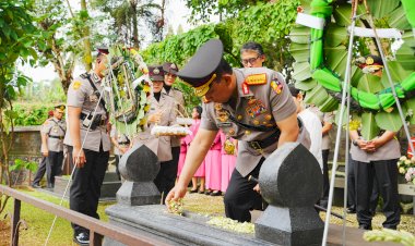 Jelang-Hari-Bhayangkara,-Kapolri-Ziarah-ke-Makam-BJ-Habibie-hingga-Hoegeng- 