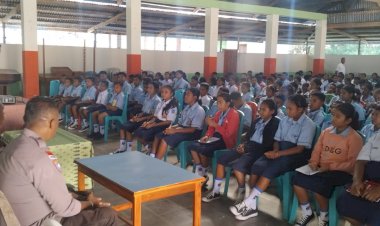 Sosialisasi-Kenakalan-Remaja-kepada-Siswa/I-Baru-SMPK-HTM-Halilulik,-Kapolsek-Tasifeto-Barat-Tekankan-Soal-Bahaya-Bullying-terhadap-Masa-Depan