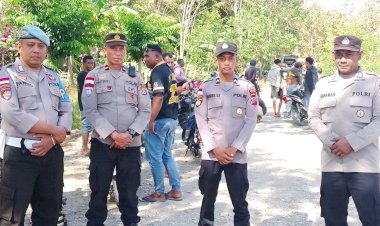 Patroli-di-Pasar-Mingguan-Haekesak,-Anggota-Polsek-Raihat-Atur-Lalu-Lintas-dan-Beri-Imbauan-ini-ke-Penjual-dan-Pengunjung-Pasar