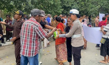 Aksi-Simpatik-Polwan-Polres-Belu,-Bagikan-Air-Mineral-dan-Permen-ke-Peserta-Aksi-Damai-Forum-Solidaritas-Pejuang-75-Perbatasan-RI-RDTL