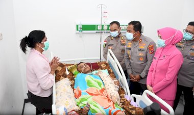 Kapolda-NTT-Tunjukkan-Kepedulian,-Jenguk-Anggota-Polres-TTS-yang-Alami-Laka-Saat--Tugas-Pengawalan