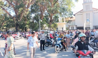 Jamin-Keamanan-Sekaligus-Cegah-Laka-Lantas,-Satuan-Lalu-Lintas-Polres-Belu-Rutin-Atur-Lalu-Lintas-di-Gereja-Saat-Ibadah-Minggu