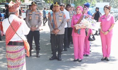 Disambut-dengan-Sapaan-Adat-dan-Tarian-Likurai,-Simak-Agenda-Kunjungan-Kerja-Perdana-Kapolda-NTT-dan-Ketua-Bhayangkari-Daerah-NTT-di-Polres-Belu