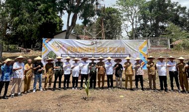 Dukung-Ketahanan-Pangan,-Wakapolres-Belu-Hadiri-Penanaman-Bibit-Kelapa-Serentak-Bersama-Menteri-Imigrasi-dan-Pemasyarakatan