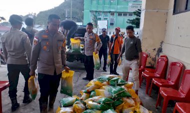 Polres-Nagekeo-Polda-NTT-Salurkan-Bantuan-Beras-untuk-Warga-Terdampak-Banjir-Bandang-di-Mauponggo