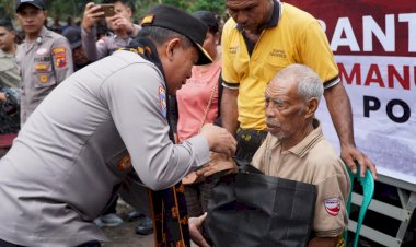 Bantuan-Kemanusiaan-Polri-Tiba-di-Mauponggo,-Disambut-Antusias-Warga-dan-Bupati